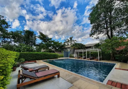 Tharaburi Resort Отели рядом с достопримечательностью «Wat Traphang Tong Lang»