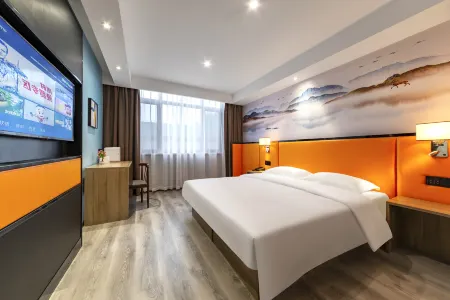 Four Seasons Hotel(Qingdao Jiaodong International Airport Store) Отели в г. Цзяочжоу