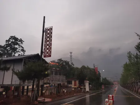 Qibugou Happy Forest Hotel Отели рядом с достопримечательностью «Jingniang Lake»