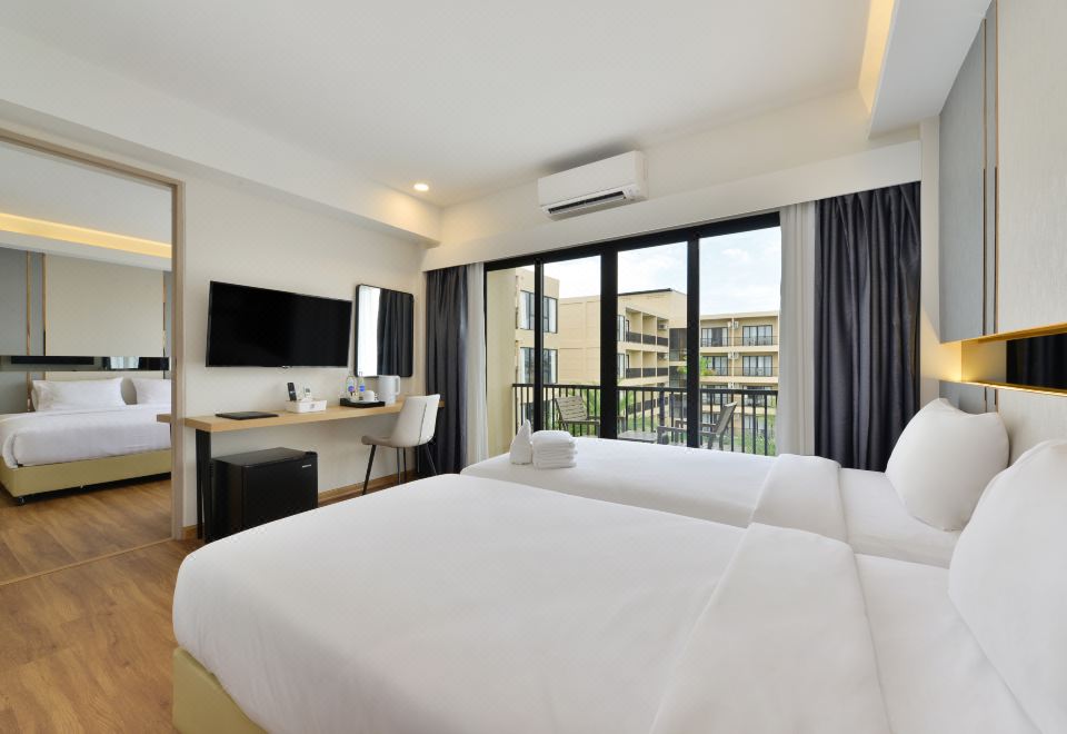 그랜드 BS 공항 호텔 수완나품의 현대적인 로비 모습