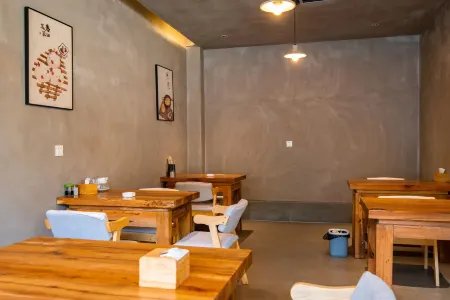 Moye Guesthouse Отели в г. Луньчуань