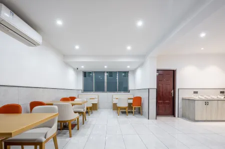 Crossing E-sports Hotel (Longwan Haicheng Industrial Zone) Отели рядом с достопримечательностью «Tianzhu Temple»