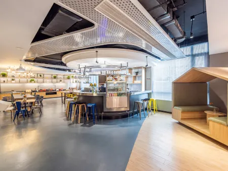 Campanile Hotel (Nanjing Liangshan Metro Station Huanyucheng Branch) Отели рядом с достопримечательностью «Qingliang Temple»