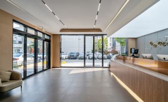 Lechao Collection Hotel (Shanghai Bailian Central Zhenguang Road Subway Station)