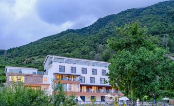 Qianshan Snow Designer Homestay, Maoxian