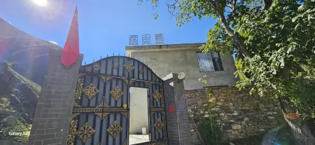 Xiaojin Xishanshu Homestay Отели в г. Сиаоцзинь