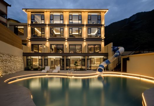 丹布仓?云宿外景图