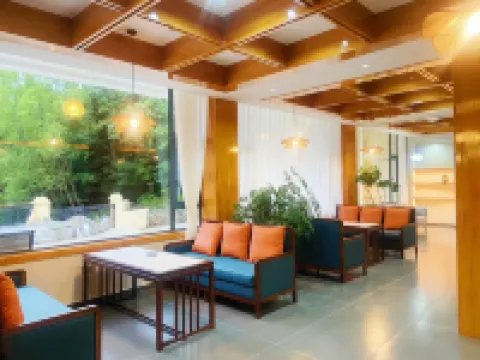 Mid-Mountain Cloud Leisure · Life Mountain View Resort Inn (Heishui County Branch)