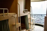 Two Lazy Bugs Hostel (Jiefangbei)