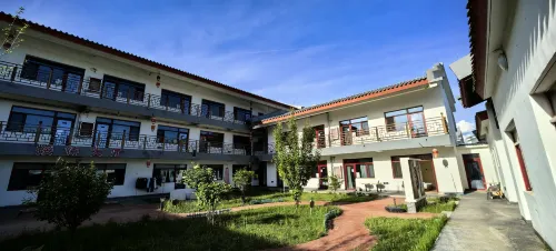 Evening Breeze Courtyard-Style Hotel (Fengning Bashang Grassland Datanzhen) - balcón