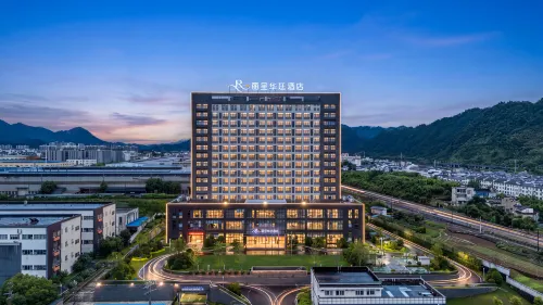 Jixi Licheng Huating Hotel - parking