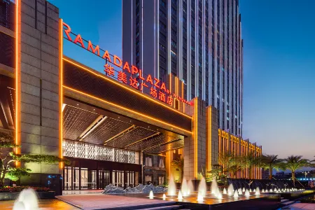 Ramada Plaza by Wyndham Hezhou North Отели рядом со станцией Hezhou Railway Station