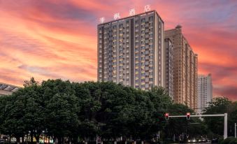 Jifeng Hotel (Korla People's Square)