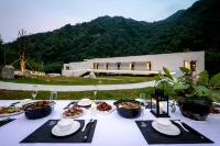 Stray Birds Hotel Hotel di Liuba