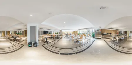 Vienna Hotel (north shore of Huazhou) Отели в г. Хуачжоу