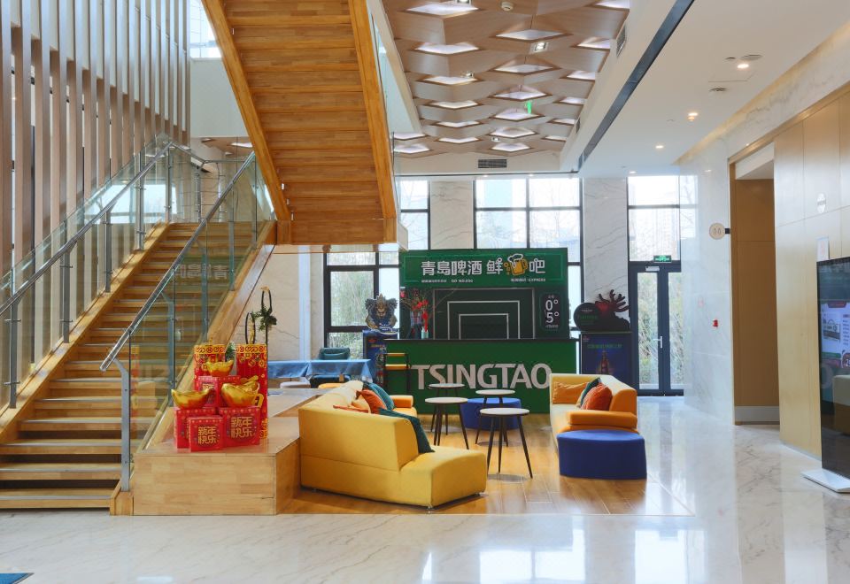 2. 홀리데이 인 익..