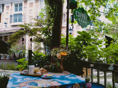 Chengdu Pengzhou Yujianmeihao Chinese Inn Отели рядом с достопримечательностью «Bailu Monastery»