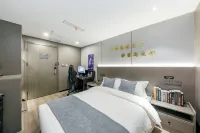 Chaodian E-Sports Hotel (Chongqing North Railway Station Longtousi Park Metro Station)