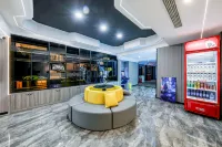 Chaodian E-Sports Hotel (Chongqing North Railway Station Longtousi Park Metro Station)