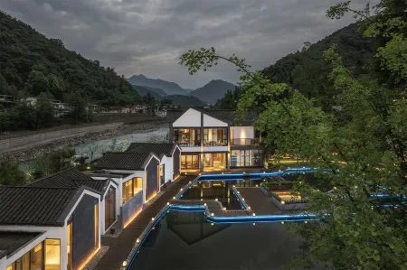 Youzai Shanju Hot Spring B&B Отели рядом с достопримечательностью «Wolong China Giant Panda Garden Shenshuping Base of CCRCGP»