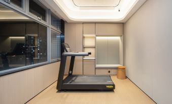 The room is equipped for training and features large windows and an exercise bike at JI Hotel (Shenzhen Huaqiangbei Huaqiang Road Subway Station)