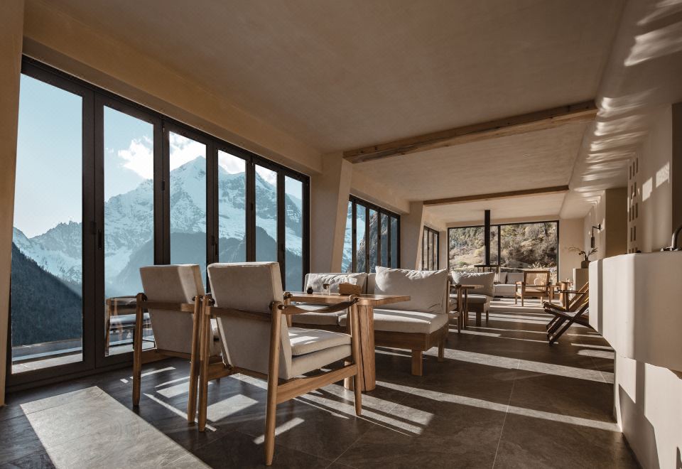 Hotel Aulac Over view