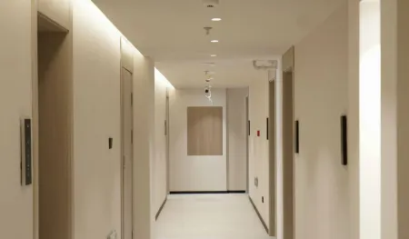 L.HOTEL Отели рядом с достопримечательностью «Ocean University of China Calligraphy Institute»