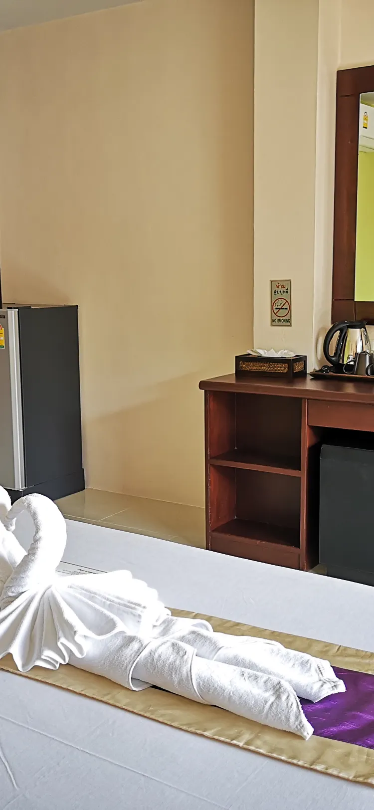 ห้องดีลักซ์ เตียงใหญ่ 1 เตียง มีระเบียง