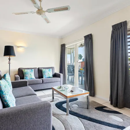 Bay Village Tropical Retreat & Apartments Отели рядом с достопримечательностью «Кладбище Мак-Леод стрит Пайонир»