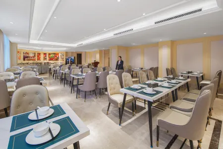 Vienna Hotel (Kaifeng Lankao Jiao Yulu Memorial Park) Отели рядом со станцией Lankao Railway Station