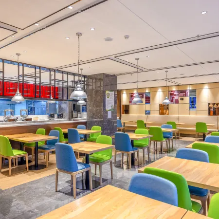 Super 8 Collection Hotel (Lanzhou Railway Station Hongxingxiang Subway Station)