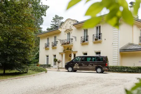 Кронон Парк Отель Отели рядом с достопримечательностью «Касцёл Святога Францішка Ксаверыя»