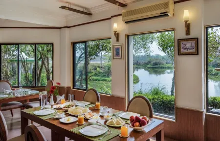 The Riverwood Forest Retreat Dooars - Fully Vaccinated Staff Отели в г. Чалза Махабари