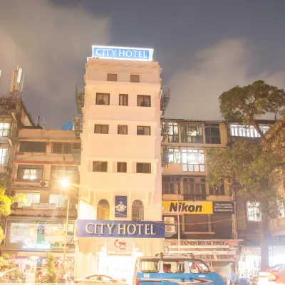 City Hotel Hotels near Flora Fountain