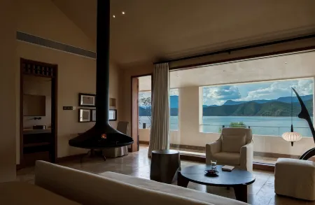 Lugu Lake Qiushan Hotel Отели рядом с достопримечательностью «Lover Tree»