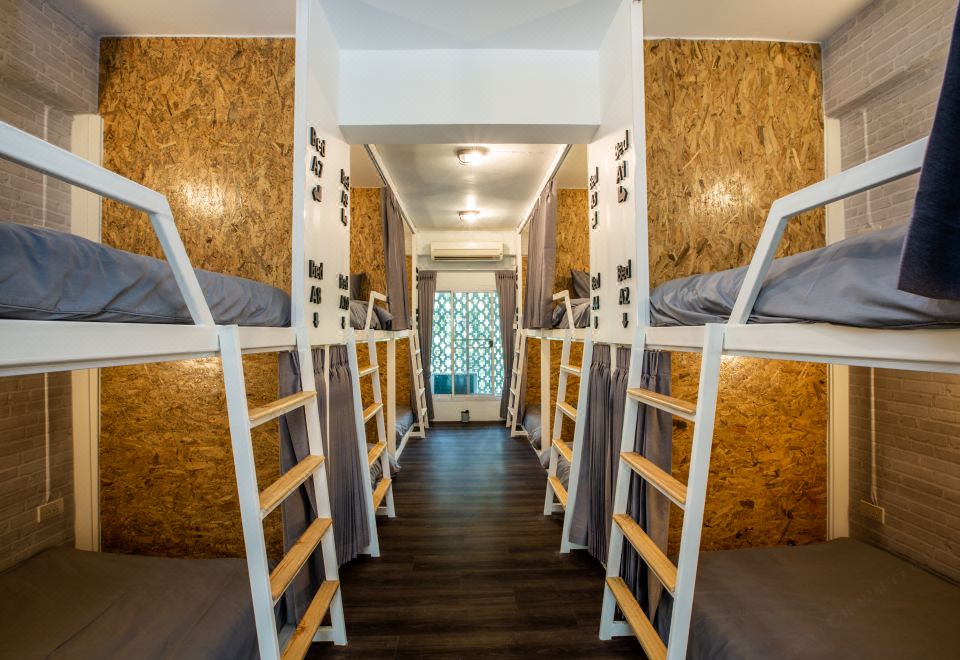 치앙마이 마이 웨이 호스텔의 아늑한 침실 내부