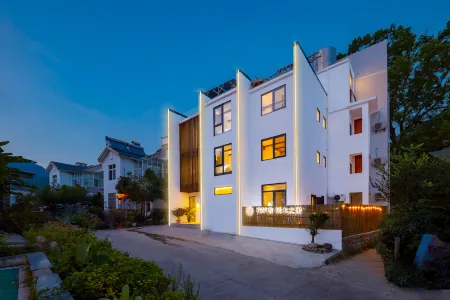 Floral Lux Hotel · Huangshan warm wood hotel Отели рядом с достопримечательностью «Feilai Stone»