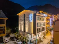 Dajiuhu Yinlan Yunshe Homestay Hôtels à proximité de : Banbi Rock