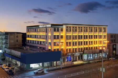 Yanji Department Store West Market Light Hotel Отели рядом с достопримечательностью «College Town Wanghong Wall»