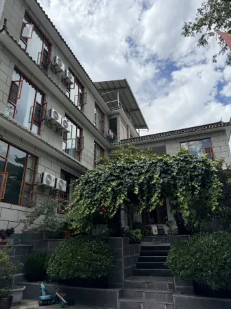 Deqin Yanmen Xiang Qianshan Courtyard