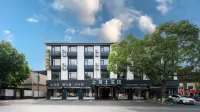 Zhiying · Stream Trekking Family Vacation Apartment