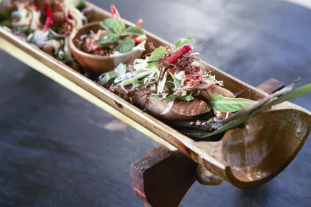 Centara Life Hotel Mae Sot Отели рядом с достопримечательностью «Wat Don Kaeo»