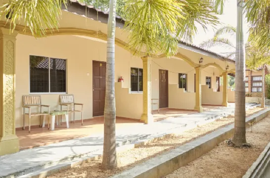 Dhania Cenang Beach Motel Отели рядом с достопримечательностью «Подводный мир Лангкави»