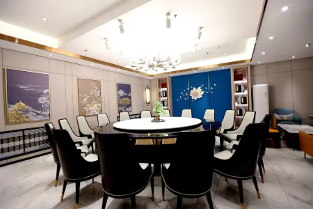 Radisson Hotel Отели рядом со станцией Jixi Railway Station