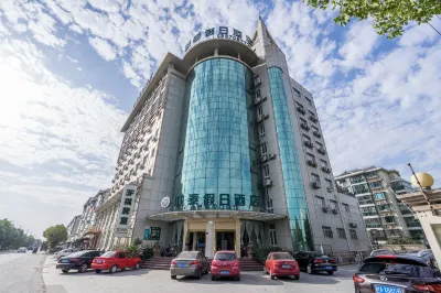 Shanghai Liantai Holiday Hotel (Gongfu Xincun Metro Station) Hotels near Shanghai Baoshan Changbei Marina