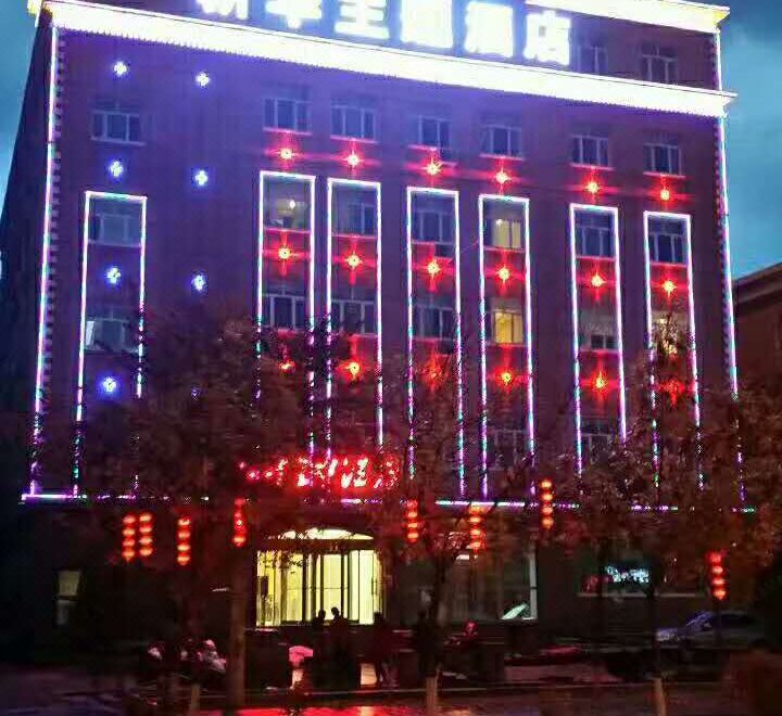 신화 테마 호텔의 넓은 주차장과 외관