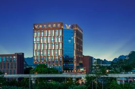 Vienna Hotel (Liuzhou Airport Liushi Road Bridge)