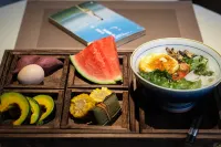 Shanheshi 360° Panoramic Skyview Guesthouse (Zhenyuan Ancient Town) - فطور