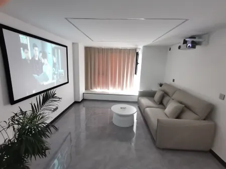 Yuanlai Movie Homestay (Zhangjiakou Vocational Technical College) Отели рядом с достопримечательностью «Hebei Architecture and Engineering College»