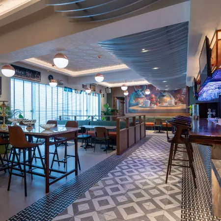 Ningbo Huayingyue Hotel (Tianyi Square City God Temple Commercial Pedestrian Street Store)